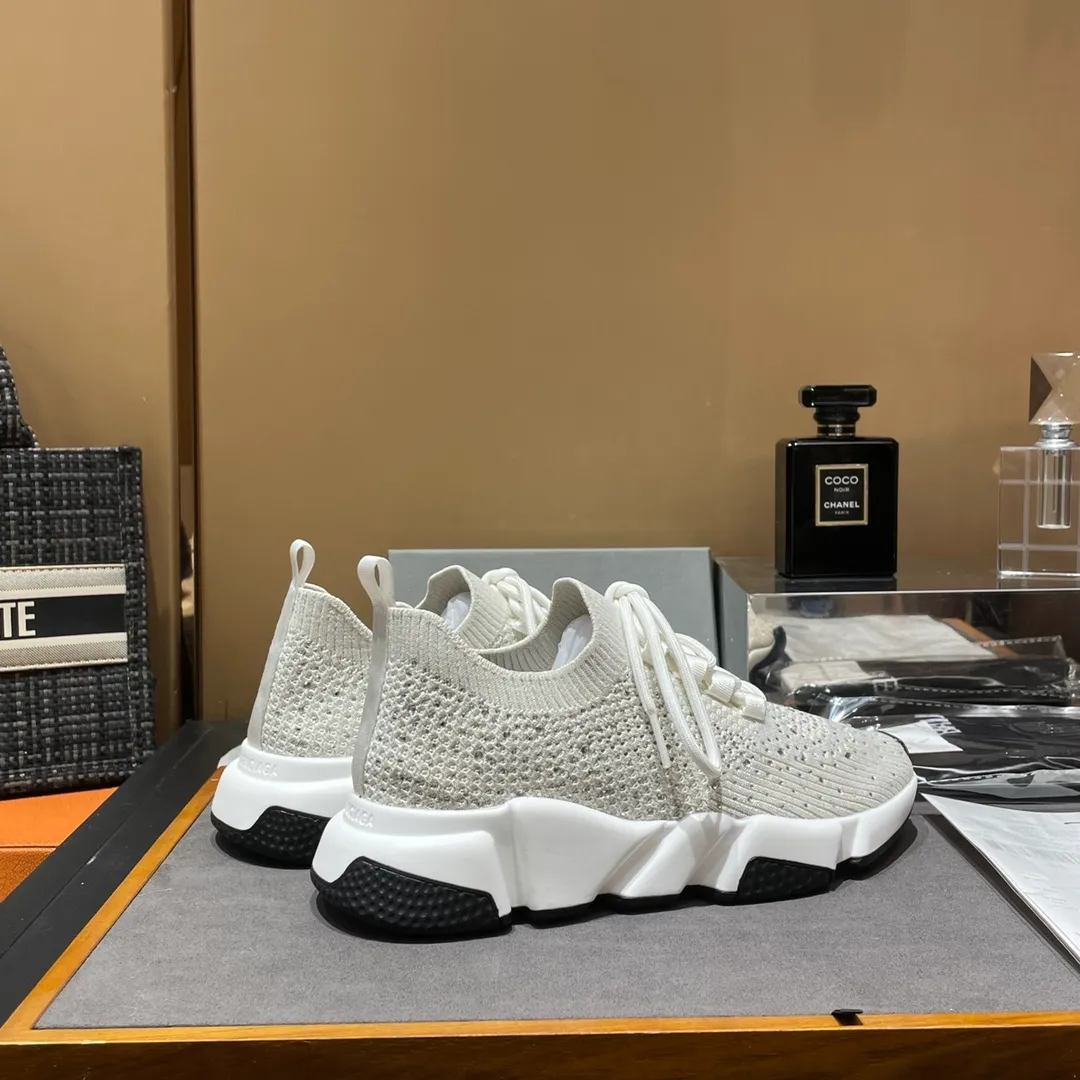 👟👟Ex-factory price 400👟👟 Balenciaga Balenciaga 🌝🌝glitter single shoes world premiere 🌈INS Weibo magazine sold out 💥💥counter limited edition ⚠️ Czech crystal hot diamond ⚠️specially customized fabric with summer cooling and heating effect ⚠️TPU ten PU vacuum combination bottom (not a plastic bottom formed by market currency) ,) The inner craftsmanship and material are the same as the original! ! Size 35 to 45M standard size (34, 46 can be customized) original high-end top complete package (with original Balenciaga socks included)